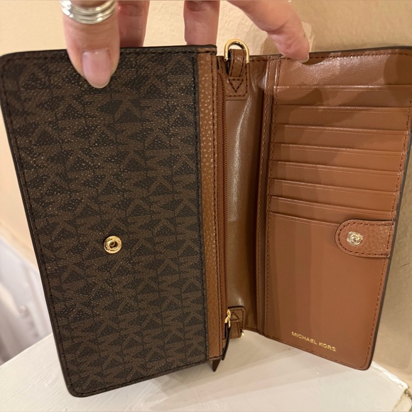 Michael Kors Jet Set Small Studded Smartphone
Crossbody Bag EUC - Picture 5 of 17